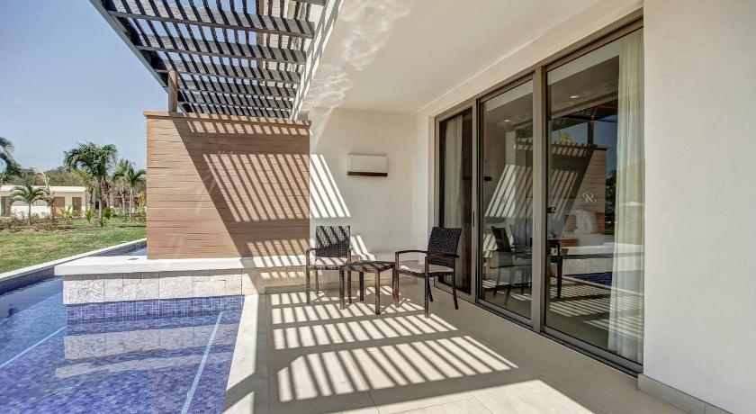 รูปของLuxury Junior Suite Swim Out Diamond Club 1