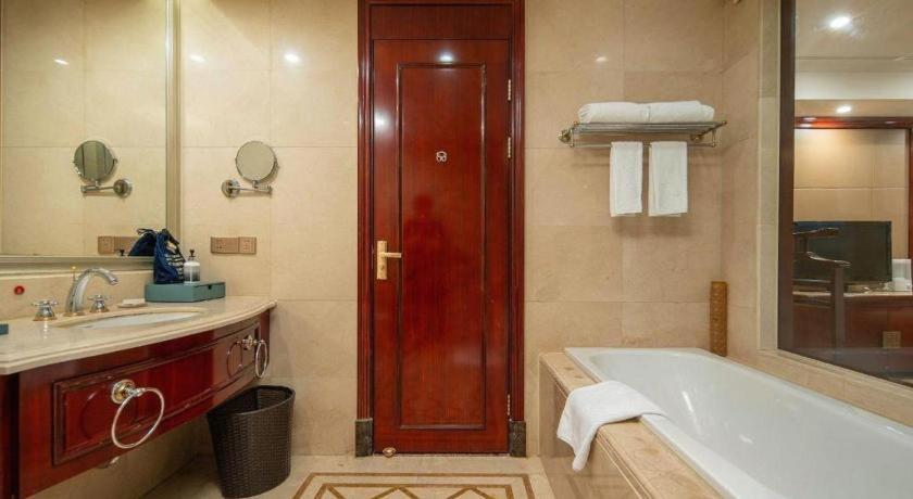 Chutian Guangdong International Hotel - image 17