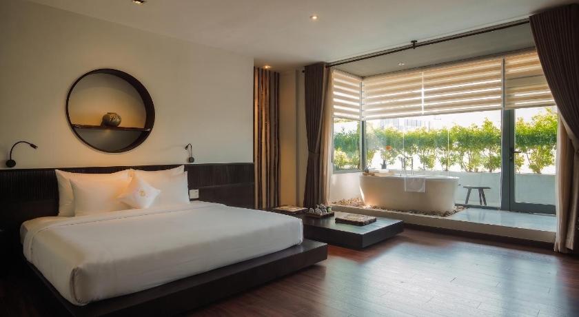 Image of Cochin Signature Suite with Floating Breakfast and Free mini-bar 0