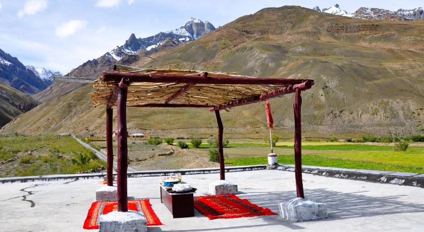 a picnic table with an umbrella on top of it, The Nomad's Cottage-Losar, Chandra Tal - Spiti Valley in Losar