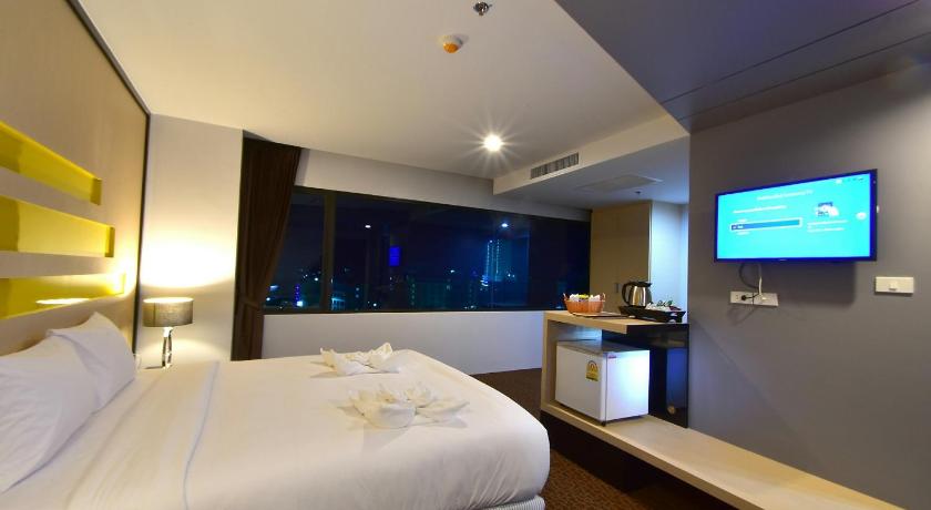 Image of Deluxe King Bed 1