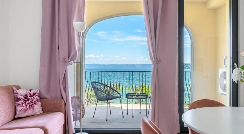 Casa Vacanze Maddalena - Palazzetto sul lago - Diamante Rosa