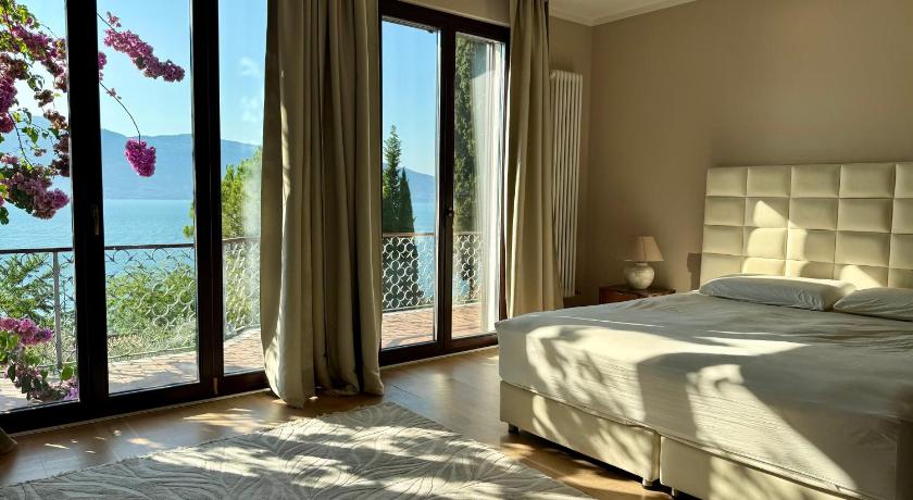 Exclusive private villa with panoramic lake view and pool use