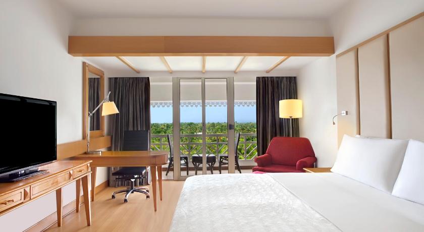 Image of Club level, Guest room, 1 King, City view 1