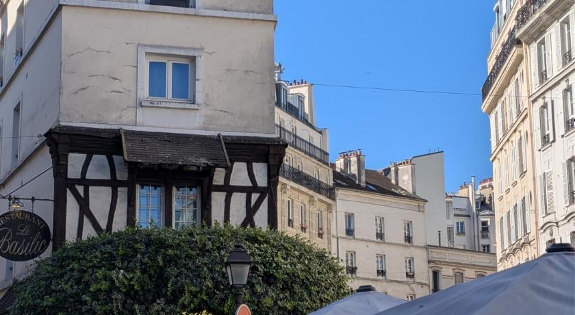 COSY and CHARMING in HISTORIC MONTMARTRE
