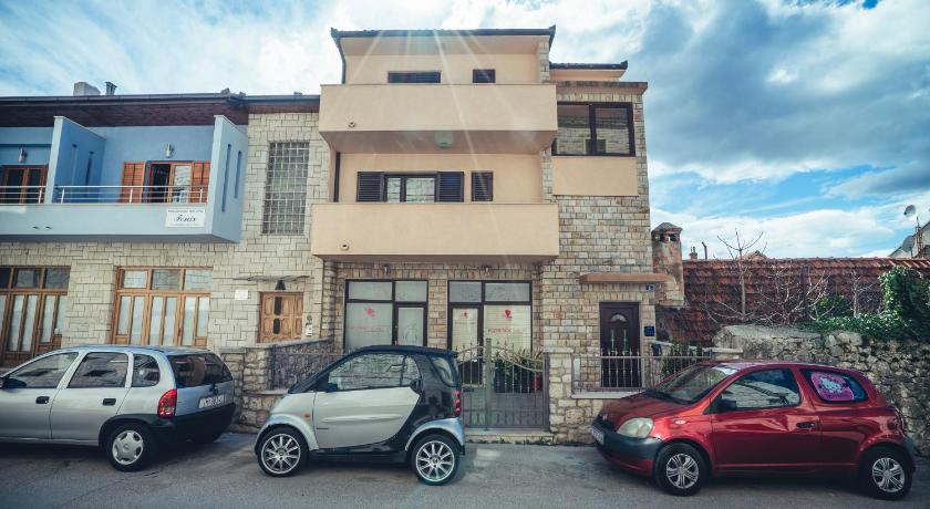 Ivica Apartments — Hotel in Imotski