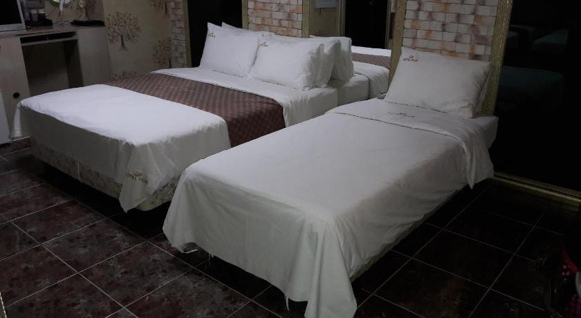 Image of Deluxe King Room 12