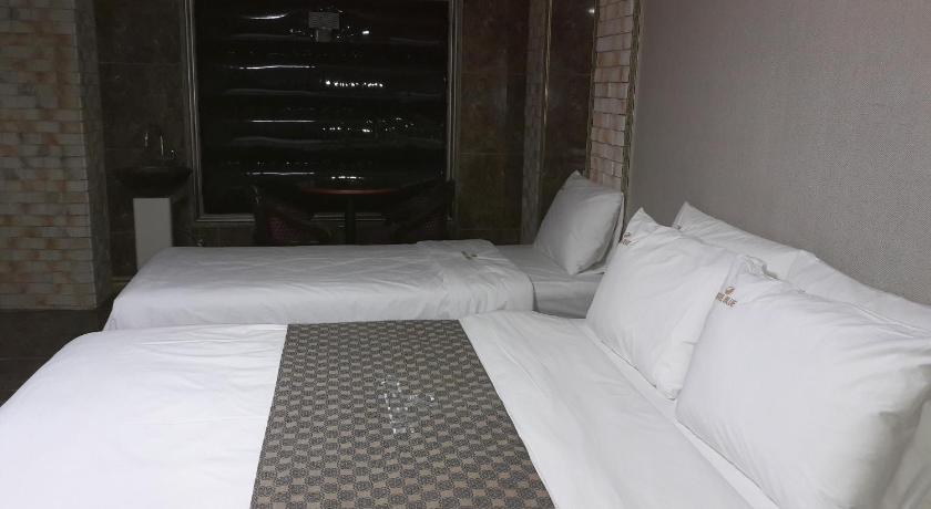 Image of Deluxe King Room 14