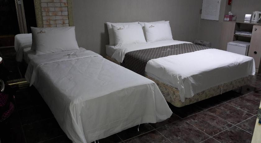 Image of Deluxe King Room 8