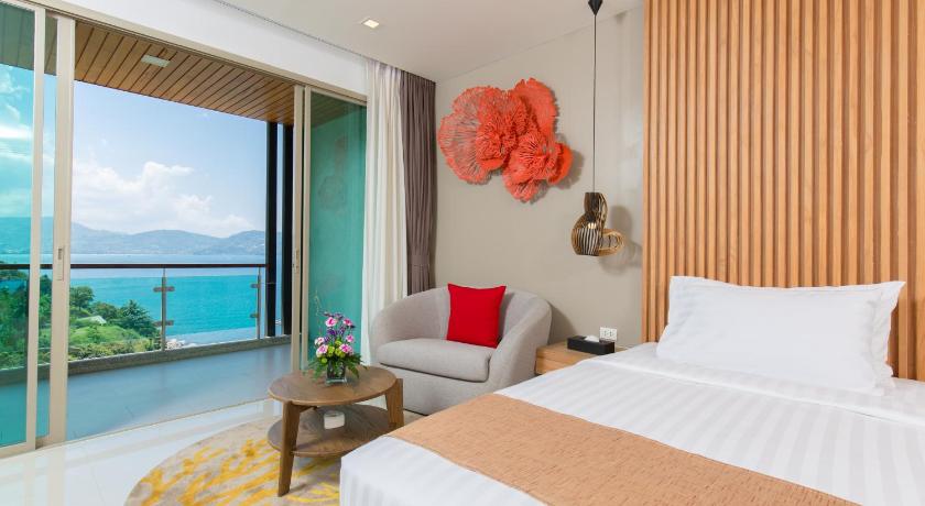 Image of Deluxe Room King 9