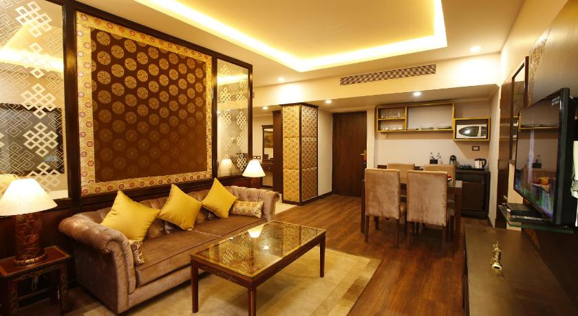 Image of Suite Family Room 10