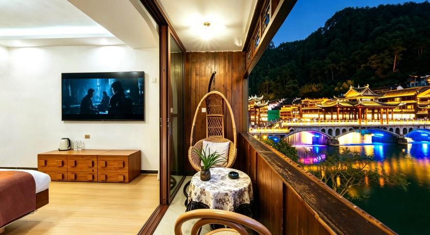 Fenghuang Color River View Villa