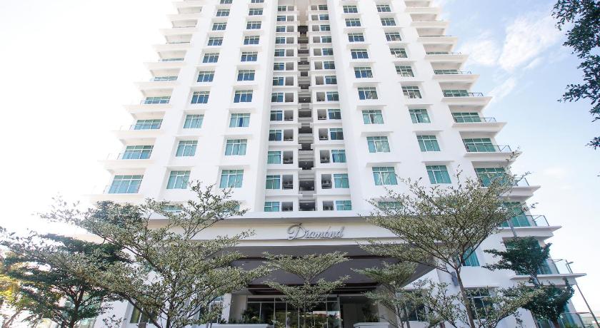a large building with a large clock tower, Bay Resort Condominium @ Diamond Tower in Miri