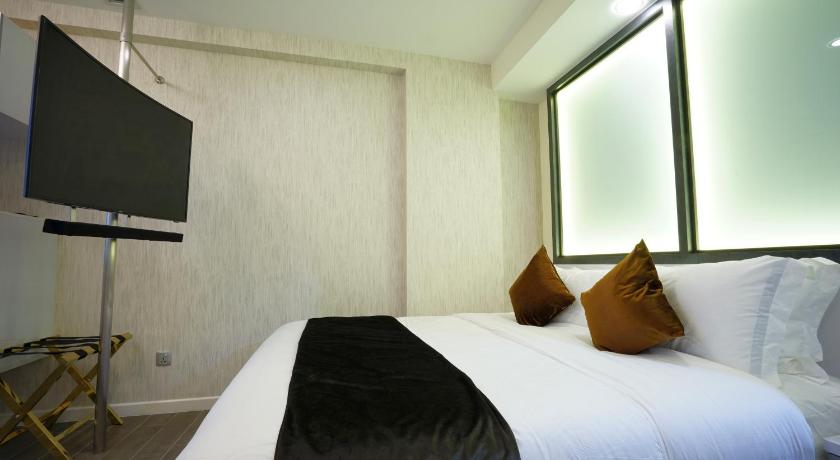 Image of Deluxe King Room 15