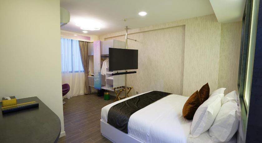 Image of Deluxe King Room 10