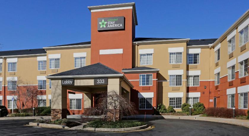 a large brick building with a clock on the front of it, Extended Stay America Suites - Newark - Christiana - Wilmington in Newark (DE)