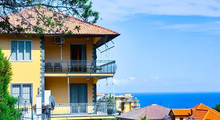 Due passi dal mare tra gli ulivi