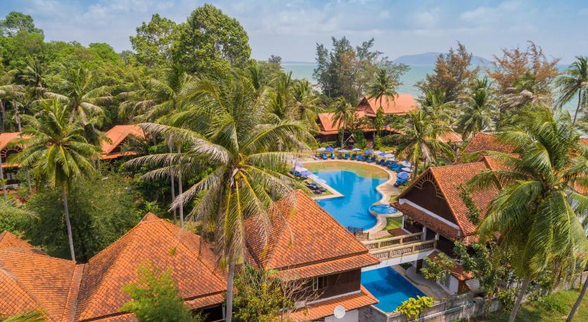 a beach filled with palm trees and palm trees, Coral Hotel Bangsaphan in Prachuap Khiri Khan