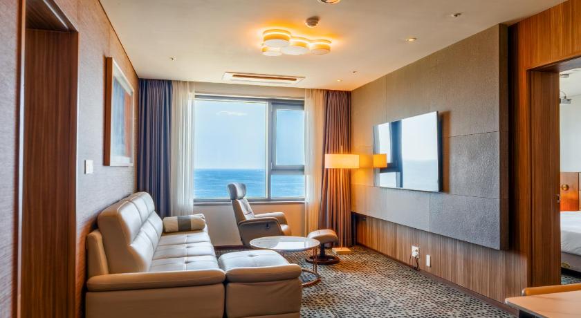 Image of Family Suite Sea View 1