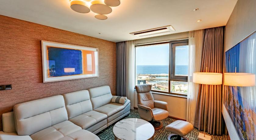 Image of Family Suite Sea View 0