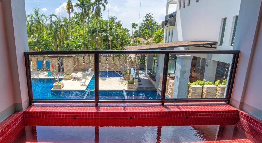 Image of Family Plunge Pool 1