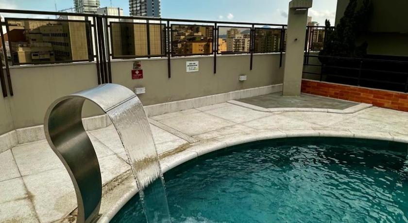 Flat Cosmopolitan Praia no Gonzaga com Varanda - Estacionamento Incluso