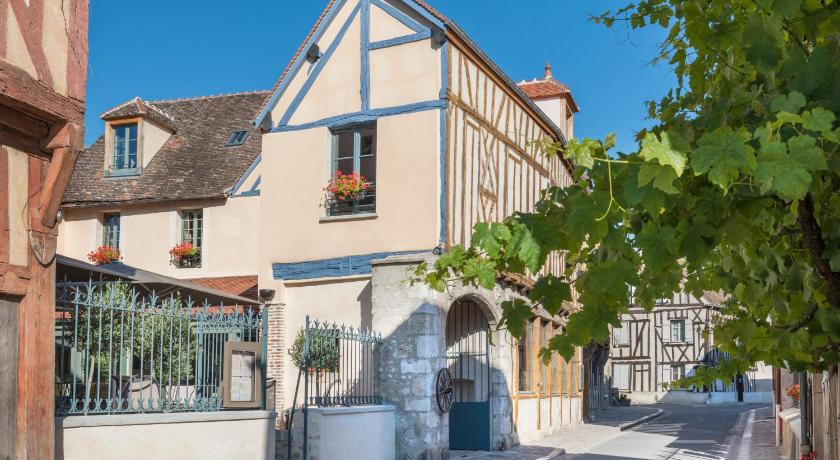 Hôtel Aux Vieux Remparts, The Originals Relais photo