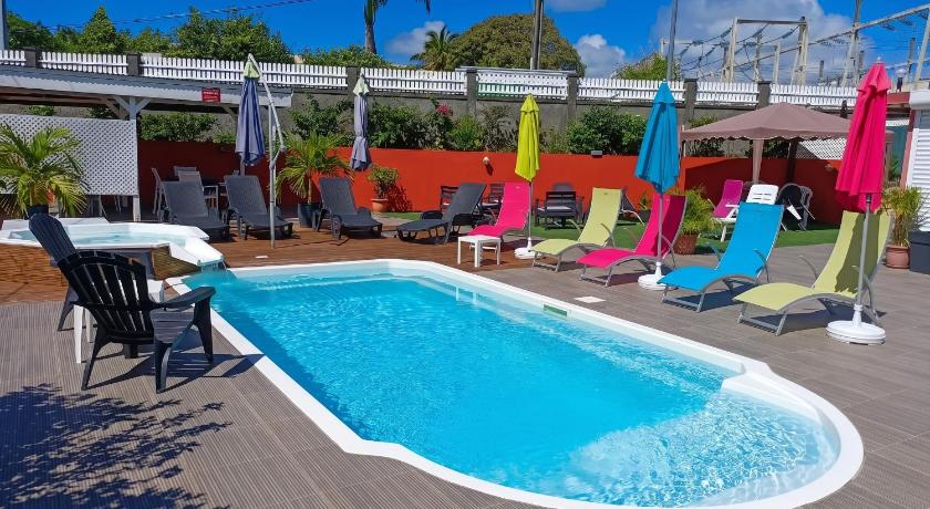 Appartement spacieux à Sainte-Anne avec piscine partagée.