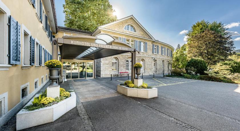 ブルク Kurhotel Im Park 4つ星 ホテル レストラン