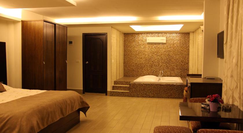 Image of Deluxe Suite with Spa Bath 0