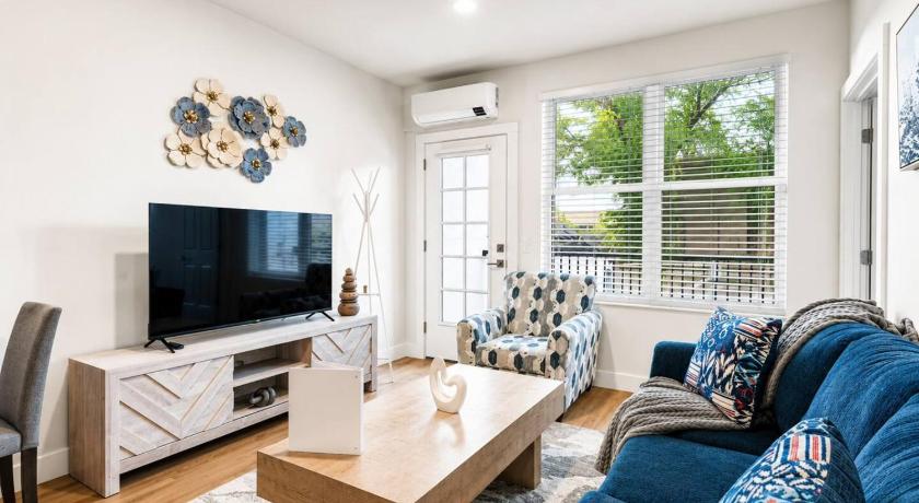 Elegant 2 Bed 2 Bath - Downtown - Free Parking, Suite #101