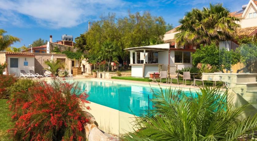 Spacious Apartment in Pozzallo, 110m² with Pool and Sea View