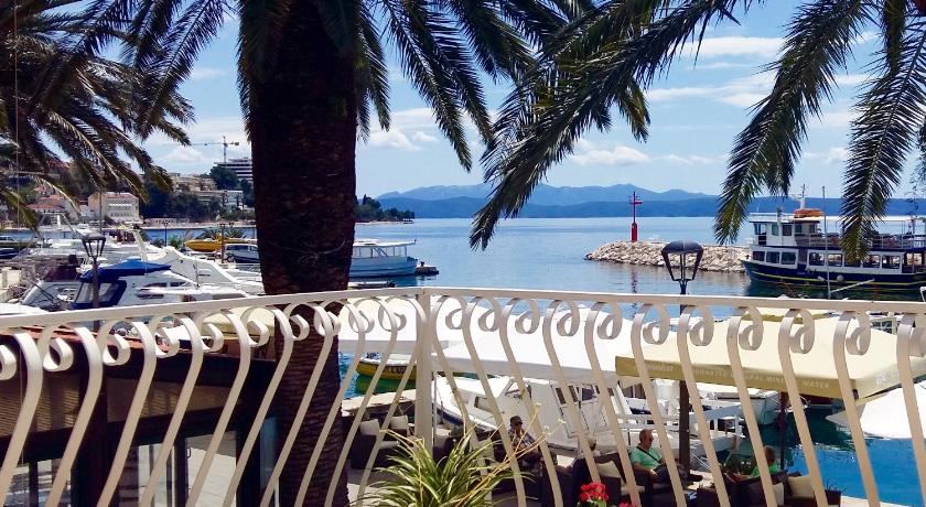 Boutique Waterfront Apartments photo