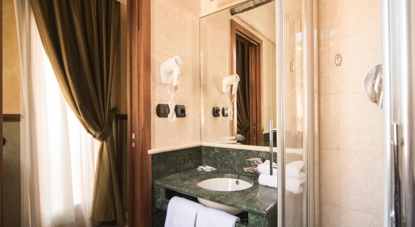 ローマ Donatello Hotel 3つ星 ホテル スイート