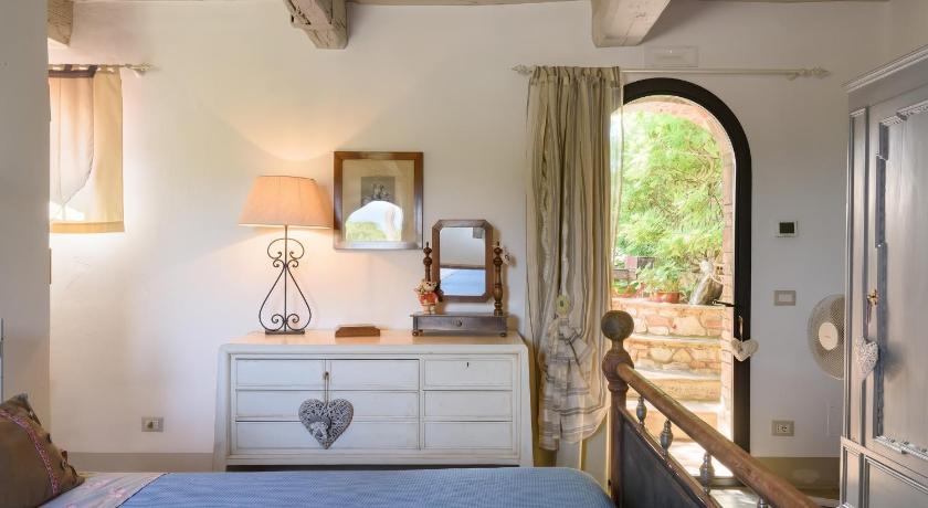 Charming House in Trequanda with Shared Pool
