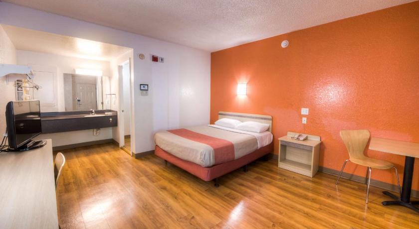 Motel 6-Niantic, CT - New London