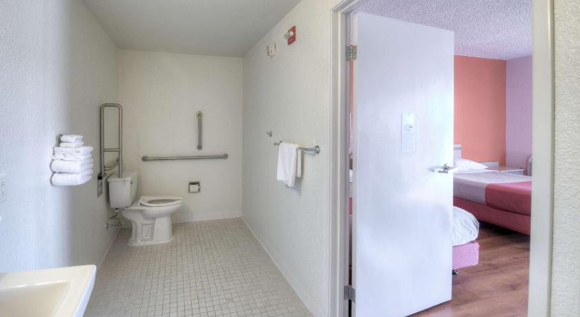 Motel 6-Niantic, CT - New London