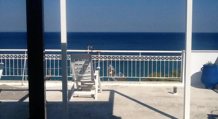 Cheap and confortable, SEAFRONT, Terrace, Zante Town — Hotel in Zakynthos Island