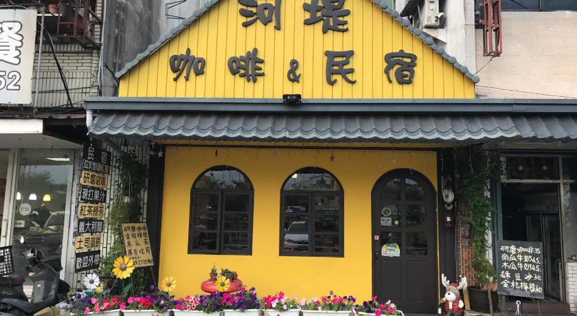 a building with a sign on the side of it, 水里河堤咖啡民宿 Shuili Heti coffee B&B 登記編號493 in Nantou