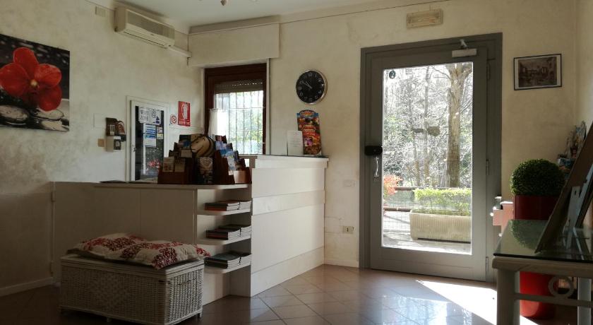 Hotel La Passeggiata — Hotel in Desenzano Del Garda