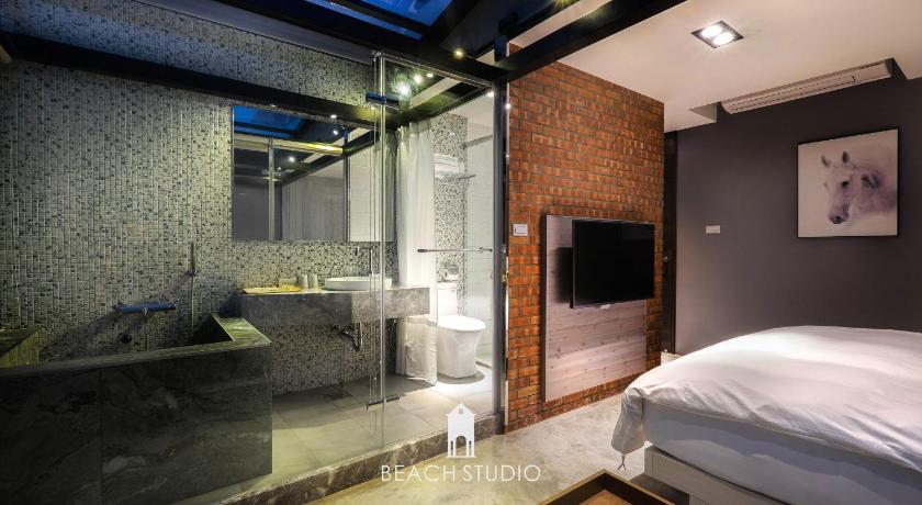 Image of Mountain View Queen Bed Room Only 3