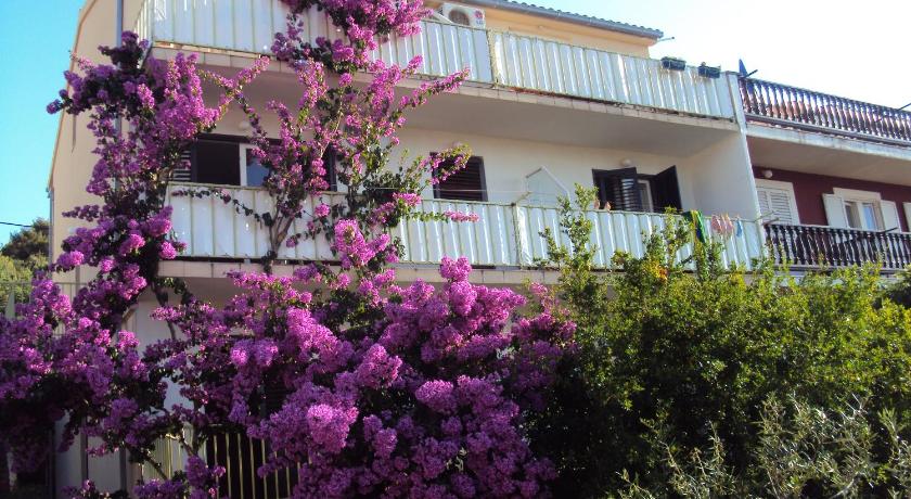 Apartments Green &amp; Orange — Hotel in Hvar