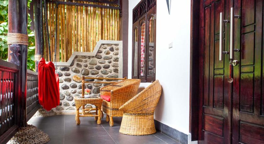 a living room filled with furniture next to a doorway, EcoTravel Cottages Bukit Lawang in Bukit Lawang