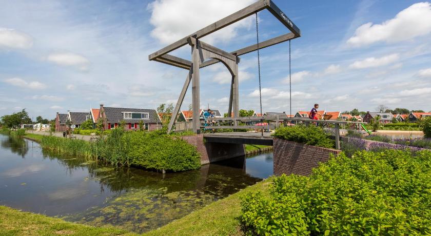 a bridge over a body of water, EuroParcs De Rijp in Alkmaar