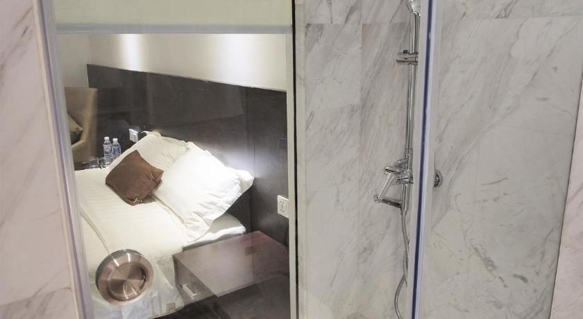 Image of Deluxe Queen 9