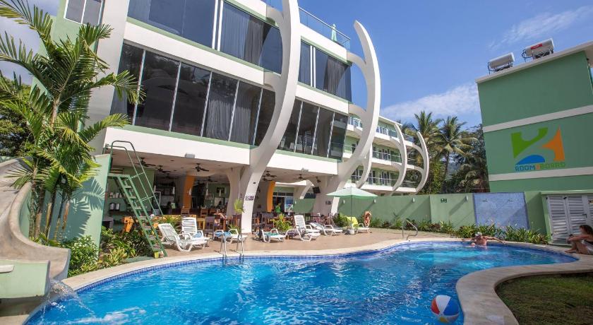 Room2Board Hostel and Surf School — Hotel in Jaco