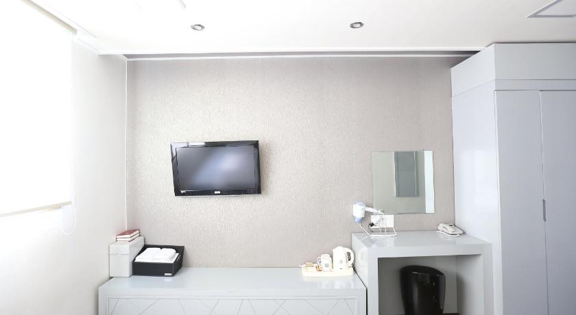 Image of Deluxe Twin 14