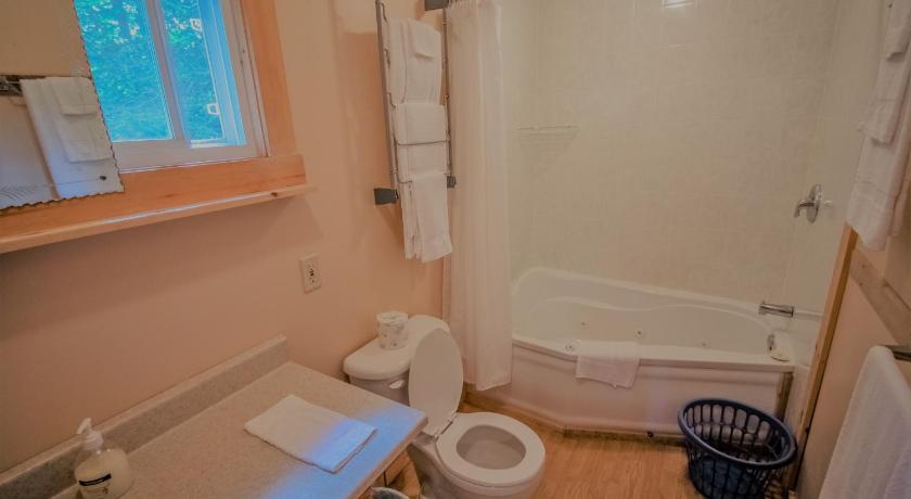 High Falls Bay Cottages, Camping & Waterpark photo