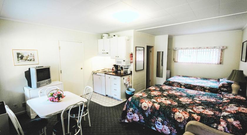 High Falls Bay Cottages, Camping & Waterpark photo