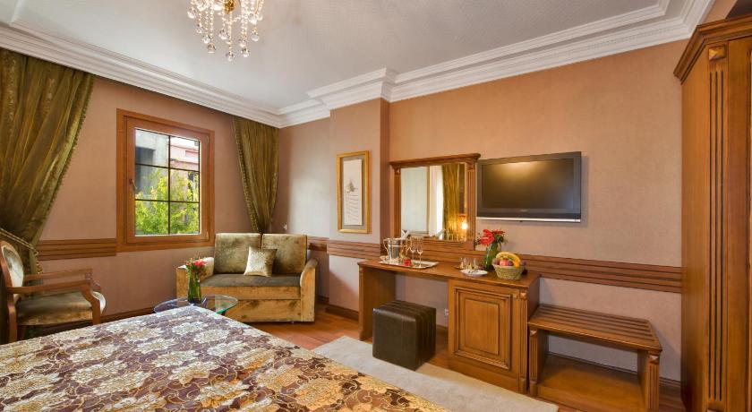 Image of Superior Triple Room 10